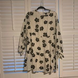 Above the knee Dress. White - black/yellow flowers